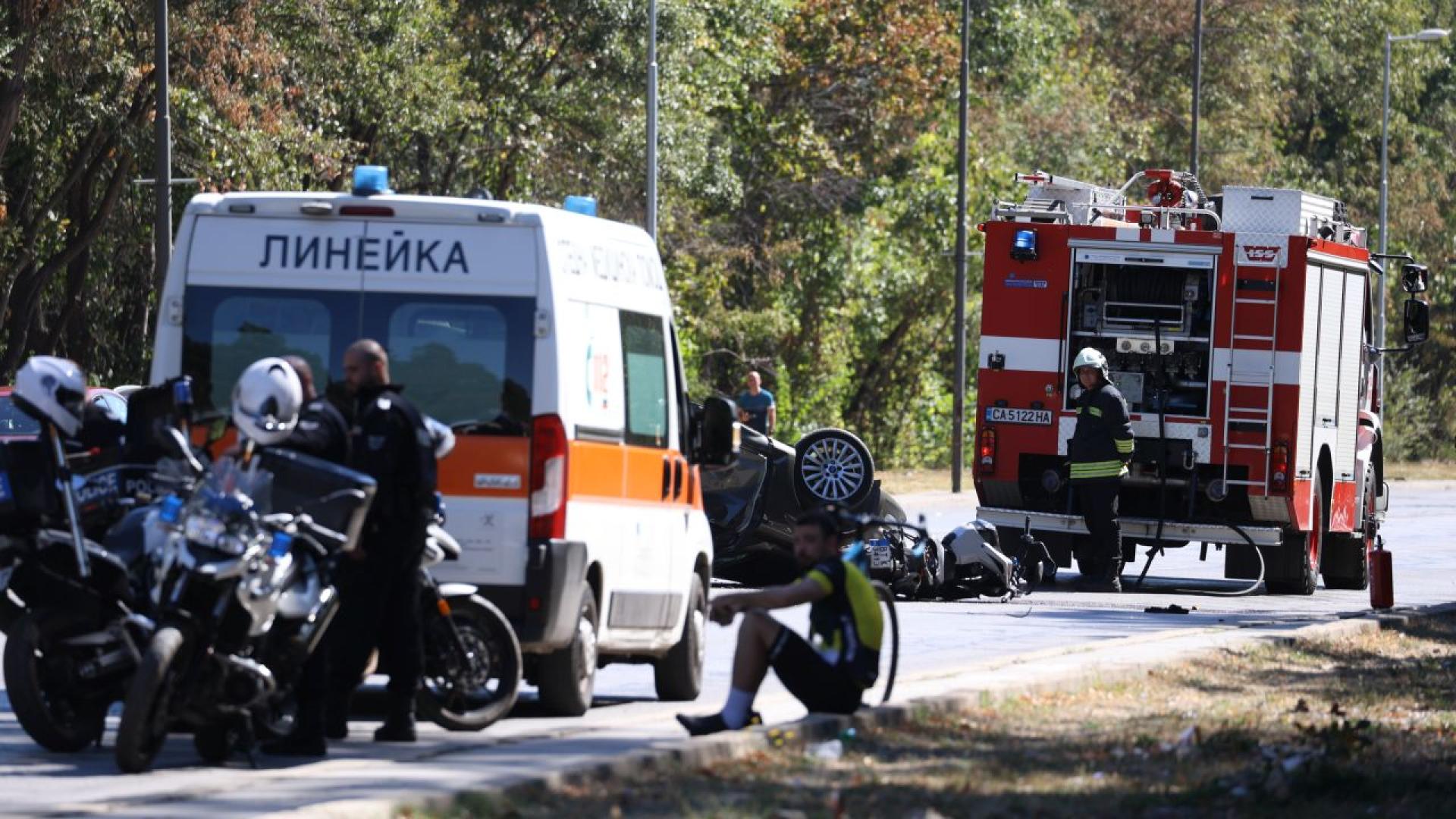 Közúti baleset helyszíne — mentő, tűzoltóautó és rendőrség