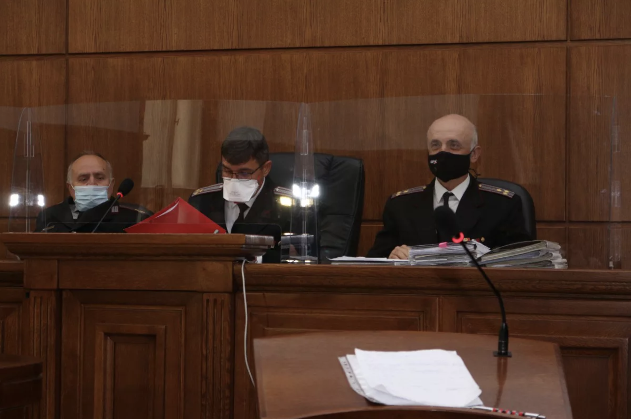 Katonai bíróság — bírák és ügyész az ülésen